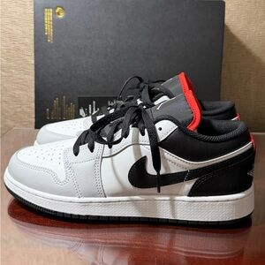 Jordan 1 low se Infared size 7Y/8.5W